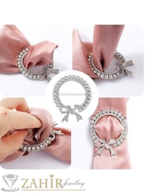 Луксозна метална катарама подходяща за шал или дреха с бели кристали на сребриста основа, размер 5 см - B1504